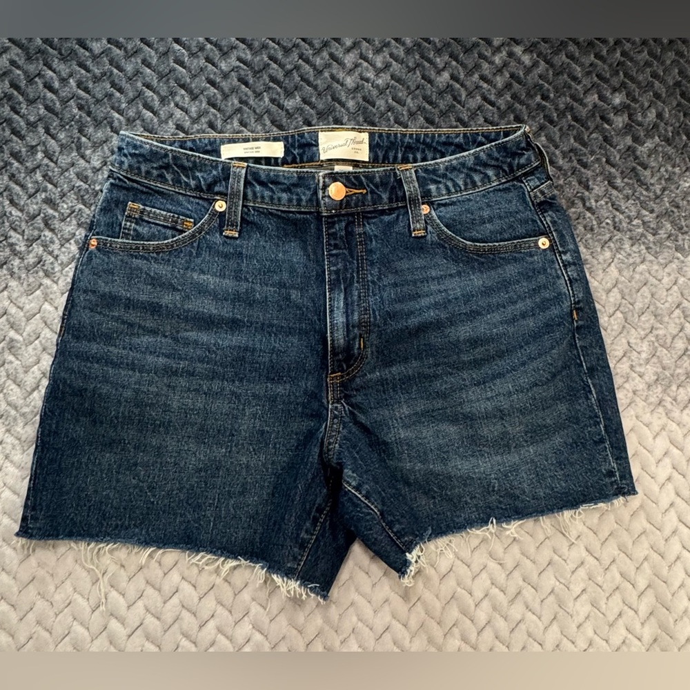 Universal Thread Womens 8/ 29 R
Vintage Midi High Rise Cut Off Denim
Shorts